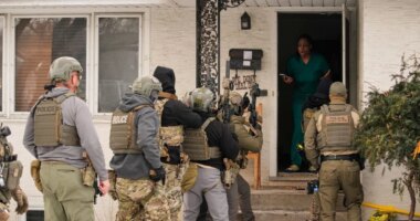 ICE officers claim sweeping power to enter homes without a judge’s warrant: Memo