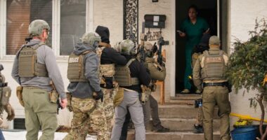 Immigration officers assert sweeping power to enter homes without a judge's warrant, memo says