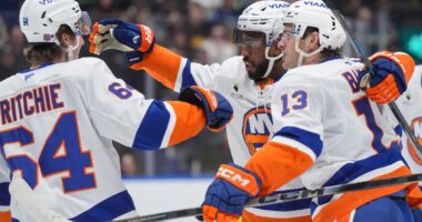 Islanders grind out win over lowly Canucks in messy performance