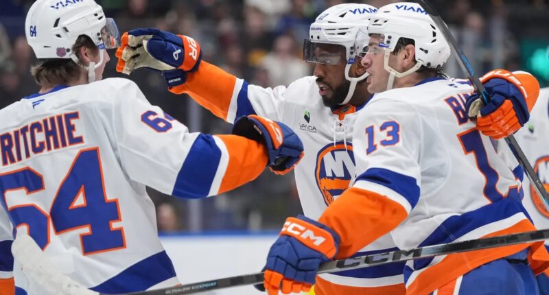 Islanders grind out win over lowly Canucks in messy performance