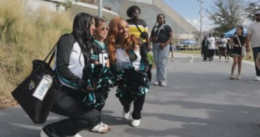 Jacksonville Jaguars fans rally at Riverfront Plaza for playoff showdown against Buffalo Bills