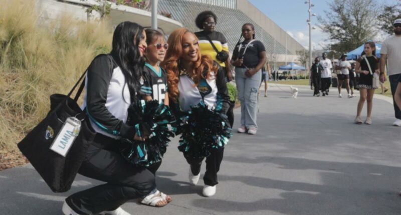 Jacksonville Jaguars fans rally at Riverfront Plaza for playoff showdown against Buffalo Bills