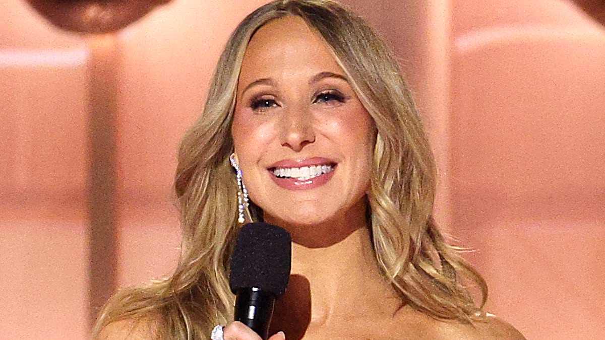 Nikki Glaser makes A-listers GROAN as she makes Epstein files joke