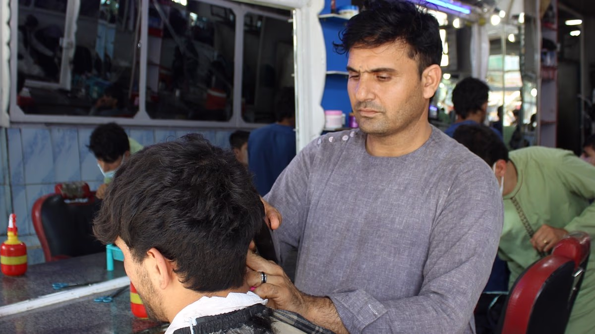 Taliban to jail barbers who shave men's beards for up to 15 months