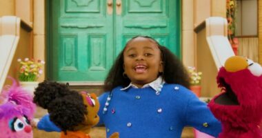 VANVAN MAKES A SESAME STREET APPEARANCE AND TEACHES ELMO THE VANVAN SHUFFLE