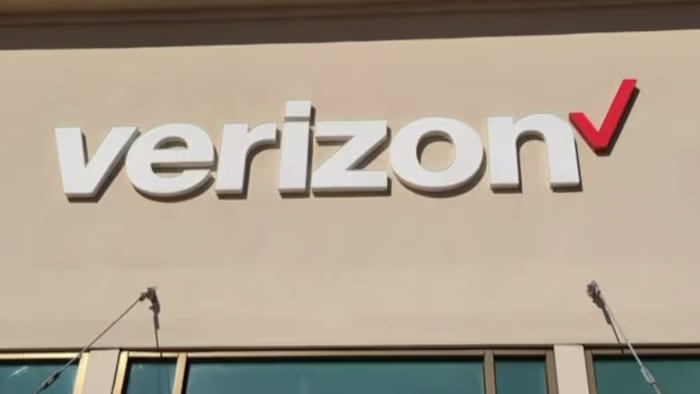 Verizon acknowledges outage as thousands report drop in service