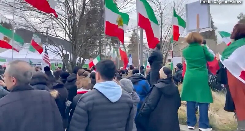 Washington anti-ICE agitators clash with crowd calling for Iran regime change