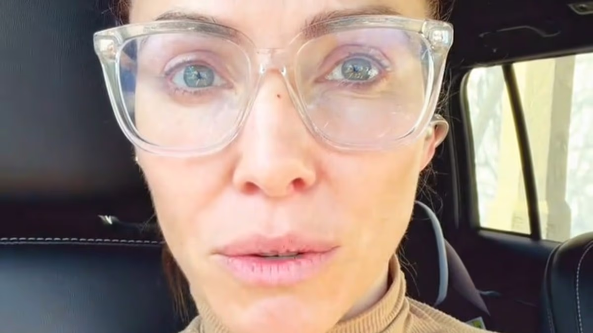 Whitney Cummings apologises after criticising Ms. Rachel