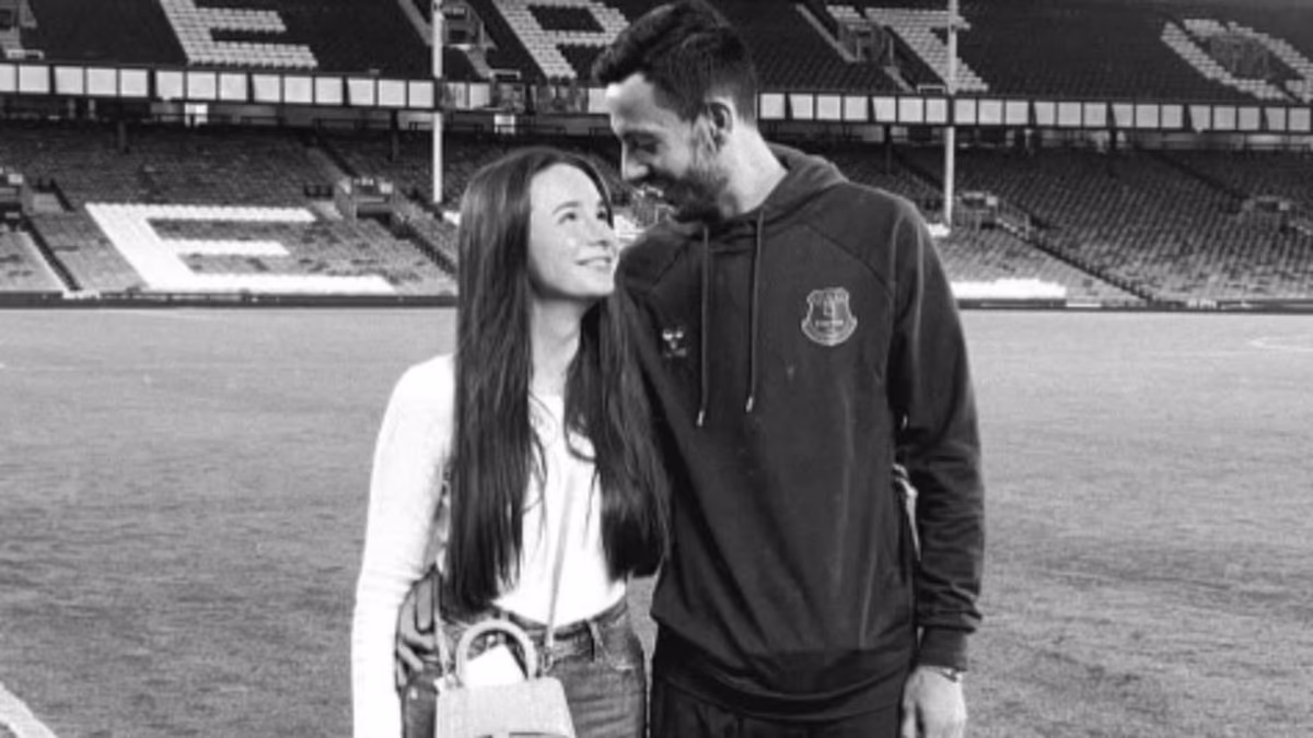 'Distressed' £20m transfer deadline day cast-off Dwight McNeil in tears after Crystal Palace move was 'cruelly torn away at the last second with no explanation', says his girlfriend