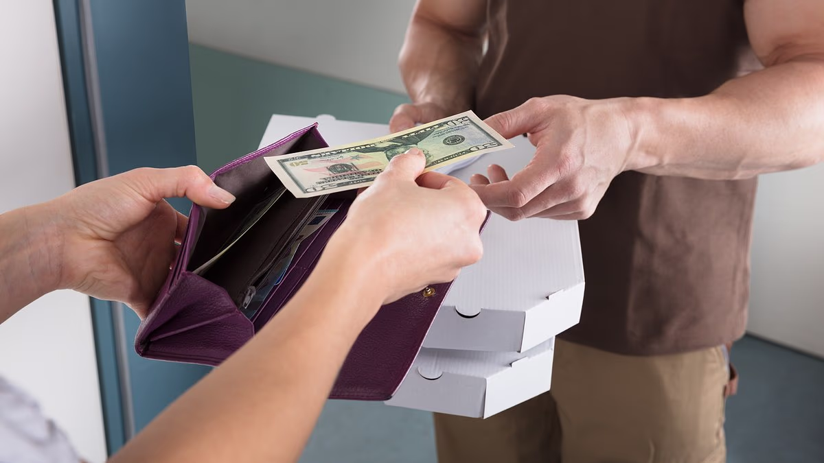 Americans outraged over latest pizza delivery tipping scheme