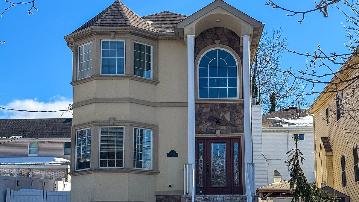 Ex-wife of mobster finds a fake bomb outside Staten Island home