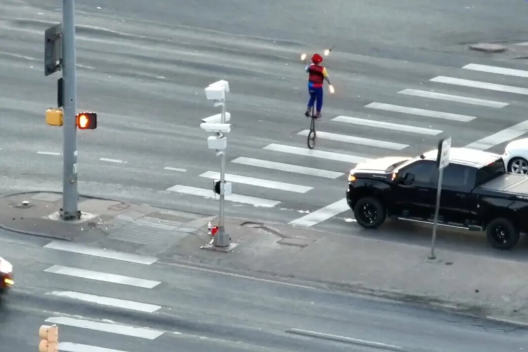 Fire-juggling unicyclist turns Colorado intersection into impromptu street show: