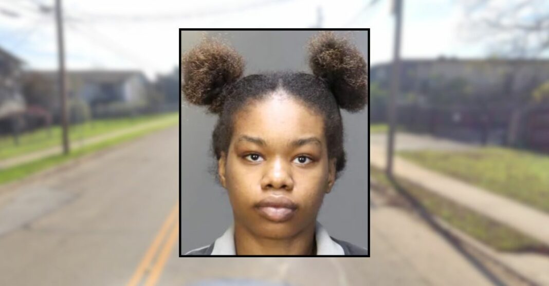 'Going to cut you': Woman rushes boyfriend with 3 knives because he wouldn't give her his phone, police say
