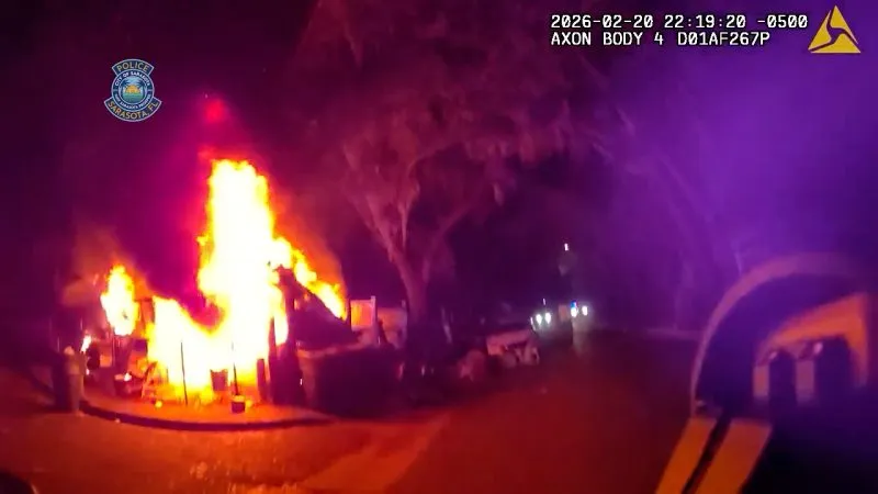 Heroic officers pull 2 people from Sarasota home engulfed in flames