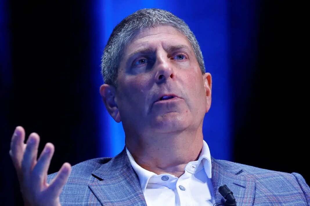 Hollywood power lawyer emerges as central figure in bombshell dispute between professional gambler, Paramount chief Jeff Shell