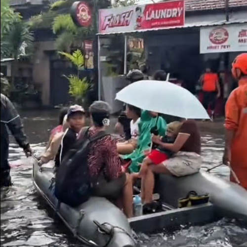 Prominent Australian Tourist Destination Faces Severe Weather with Torrential Rain and Flash Flooding