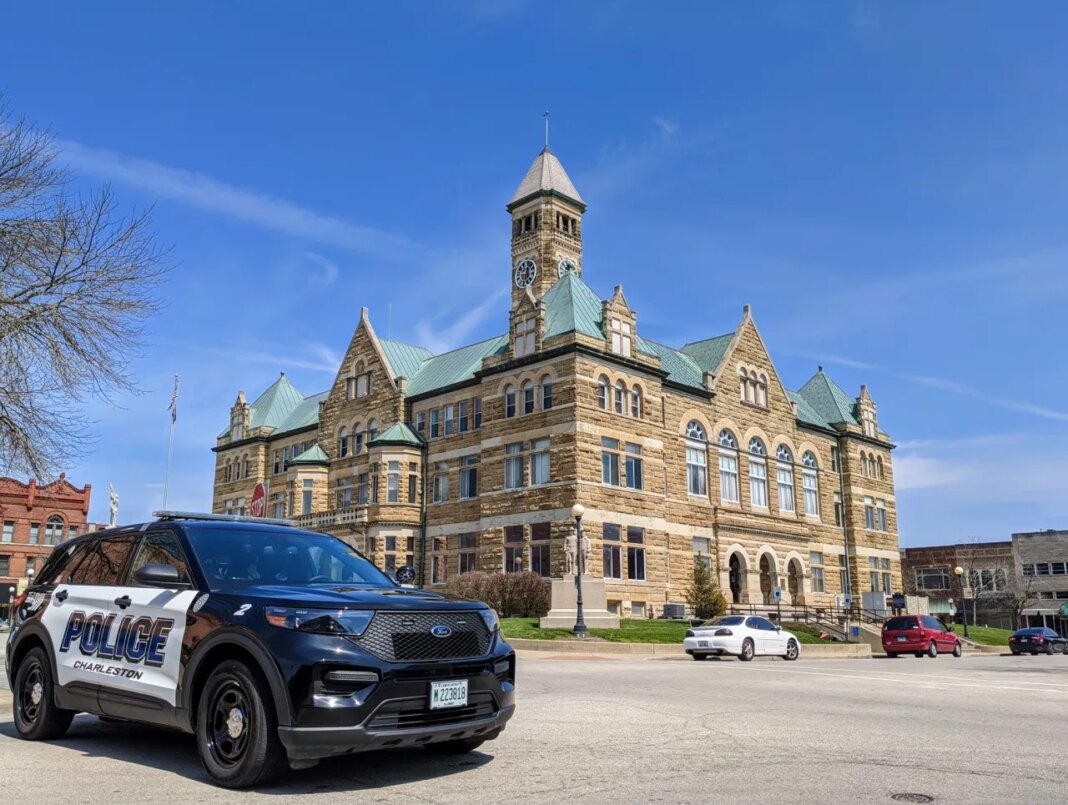 Man accused of domestic battery, hurting officer in Charleston