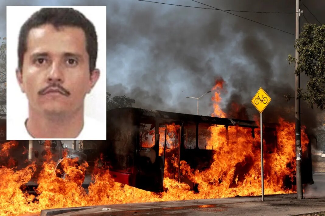 Mexican resort town Puerto Vallarta under siege after army kills cartel leader