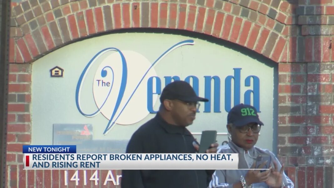 Residents reporting unsafe, unlivable conditions at 2 Savannah senior complexes