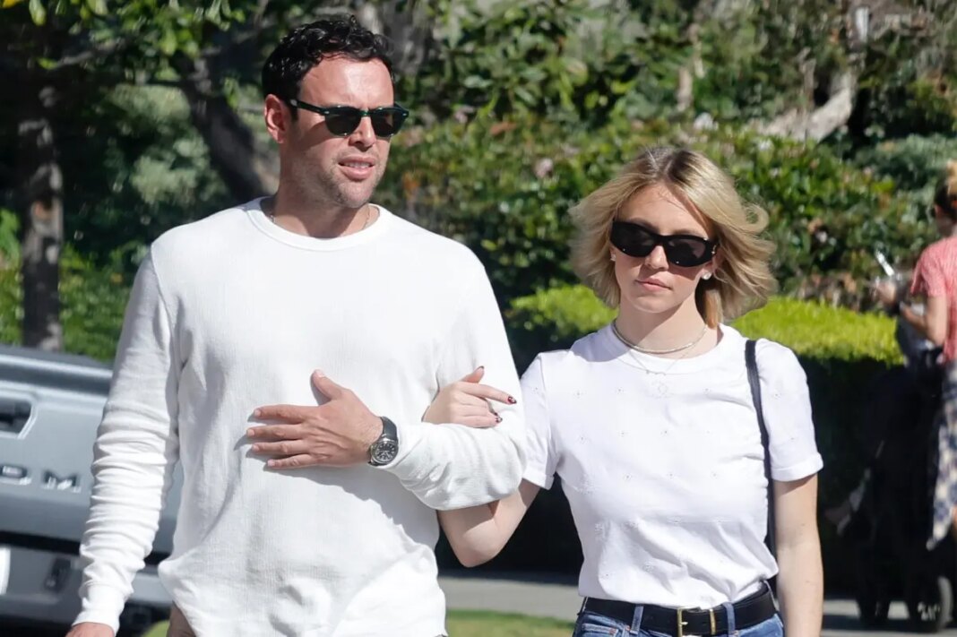 Sydney Sweeney and Scooter Braun sing their hearts out on romantic karaoke date