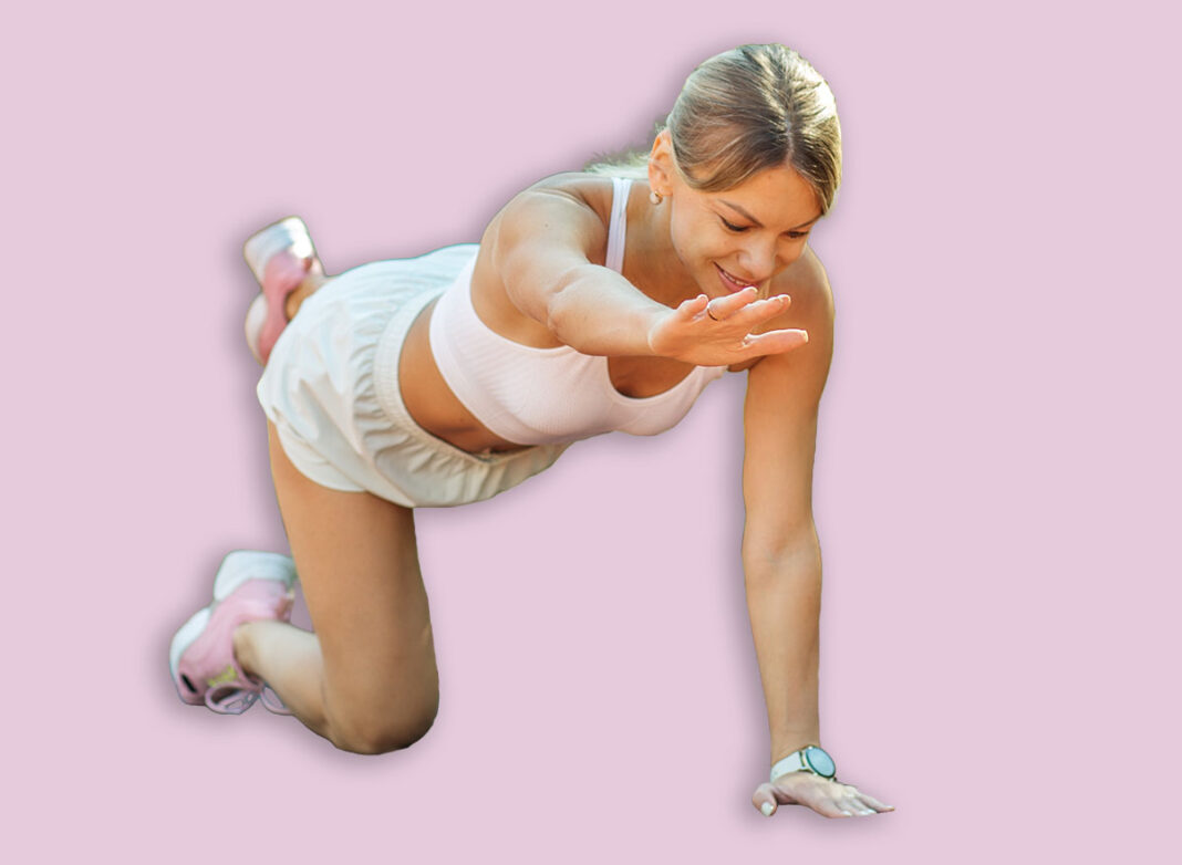 Athletic woman in sportswear performing core-strengthening bird-dog pose on yoga mat during outdoor fitness training in sunny park.
