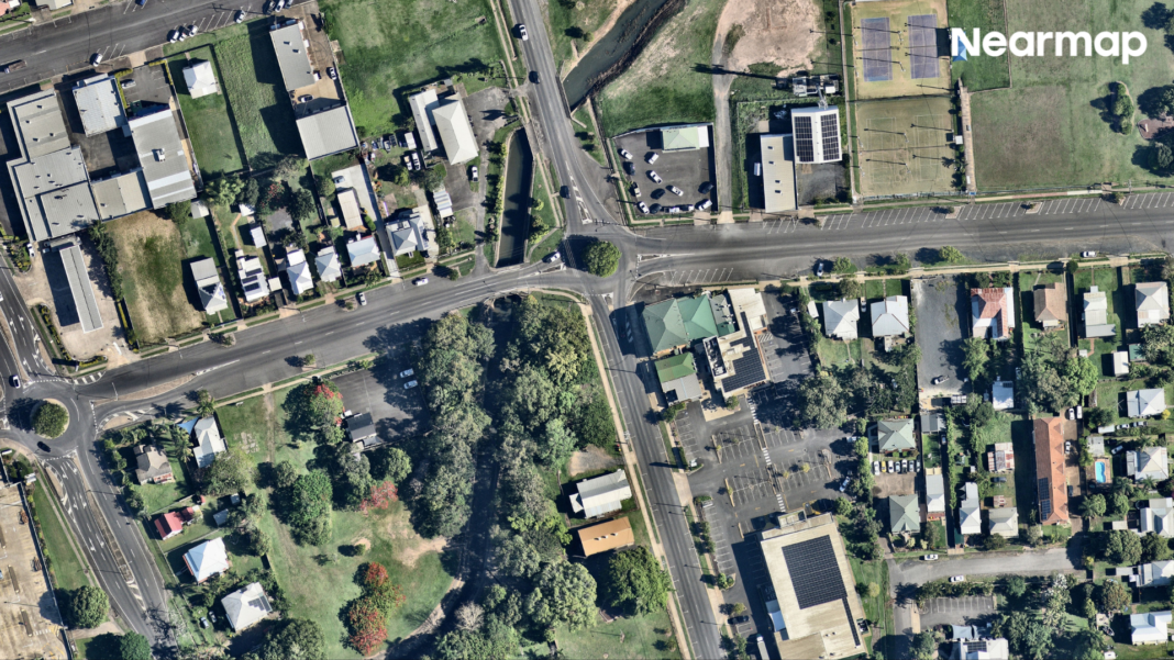 Dramatic images show shocking before-and-after scenes in flooded Queensland city