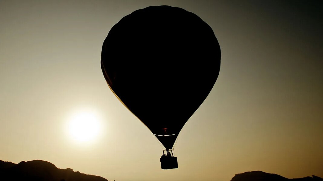 Firefighters save passengers from stranded hot air balloon