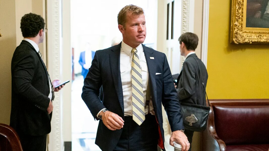 GOP Sen. Tim Sheehy joins police to physically remove protester from hearing