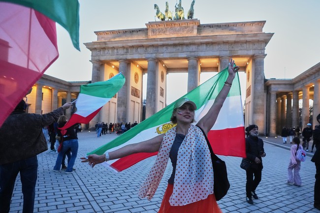 Hot Takes: Libertarian Brain Trust Dunks on Iranian Women Celebrating Freedom, and They Dunk Right Back