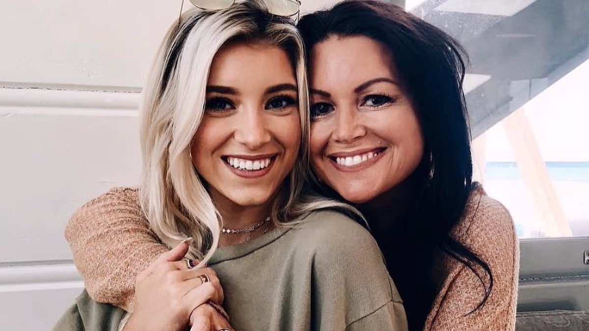 Internet star struggling to go on after mom died in private jet crash