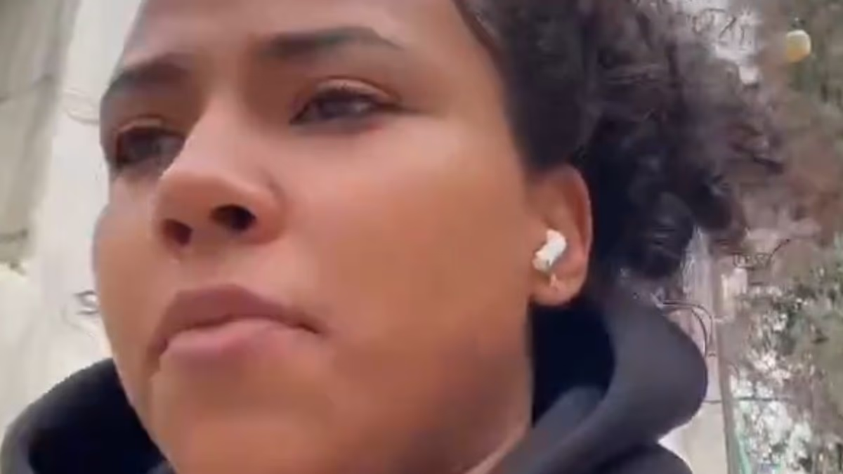 Moment USA basketballer in Israel can't find safe room as missiles fly