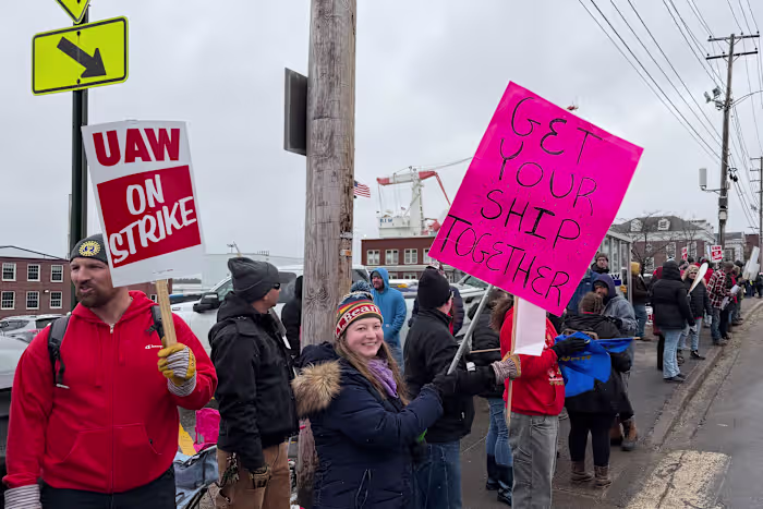 Navy shipyard workers approve a contract deal with Bath Iron Works, ending weeklong strike
