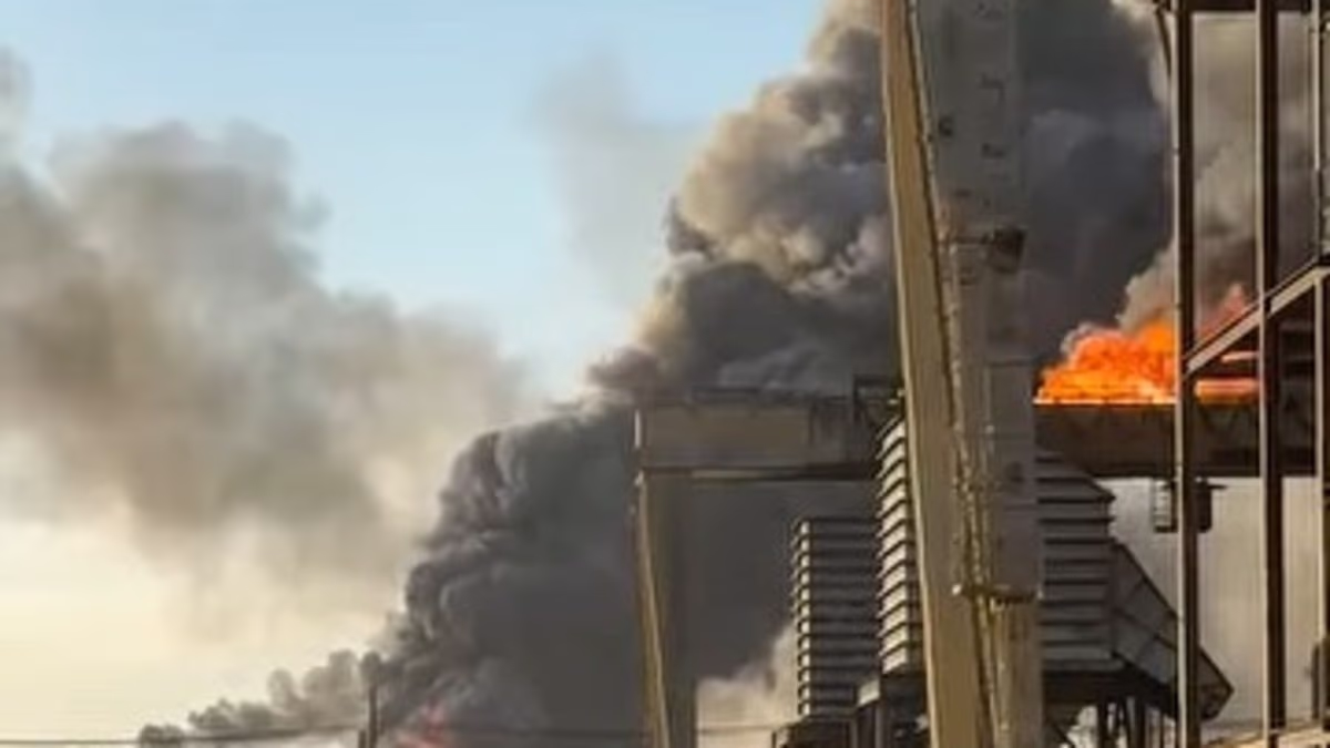 Oil refinery in Texas explodes into flames