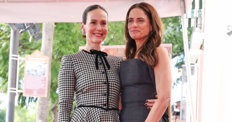 Sarah Paulson Applauds Amanda Peet’s Moving Cancer Battle Essay: A Profound Tribute to Friendship and Resilience