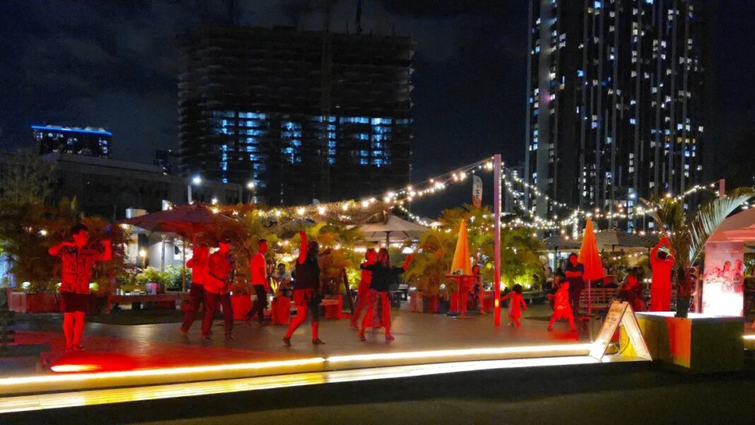 This is literally the best date night you can have in Honolulu