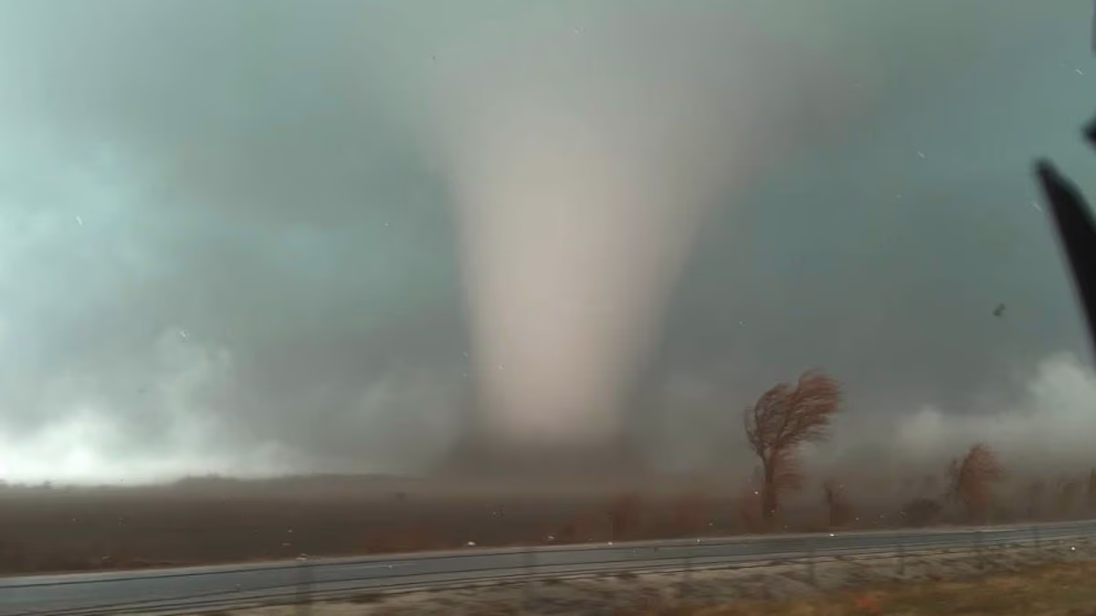Urgent 1,000-mile tornado watch issued along East Coast