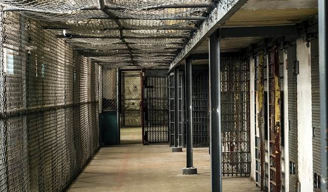 Vegas Sheriff Defies Judge, Keeps 35-Arrest Thug Locked Up