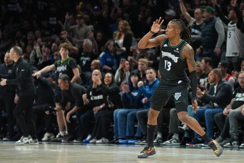 Ayo Dosunmu takes over in Timberwolves playoff win