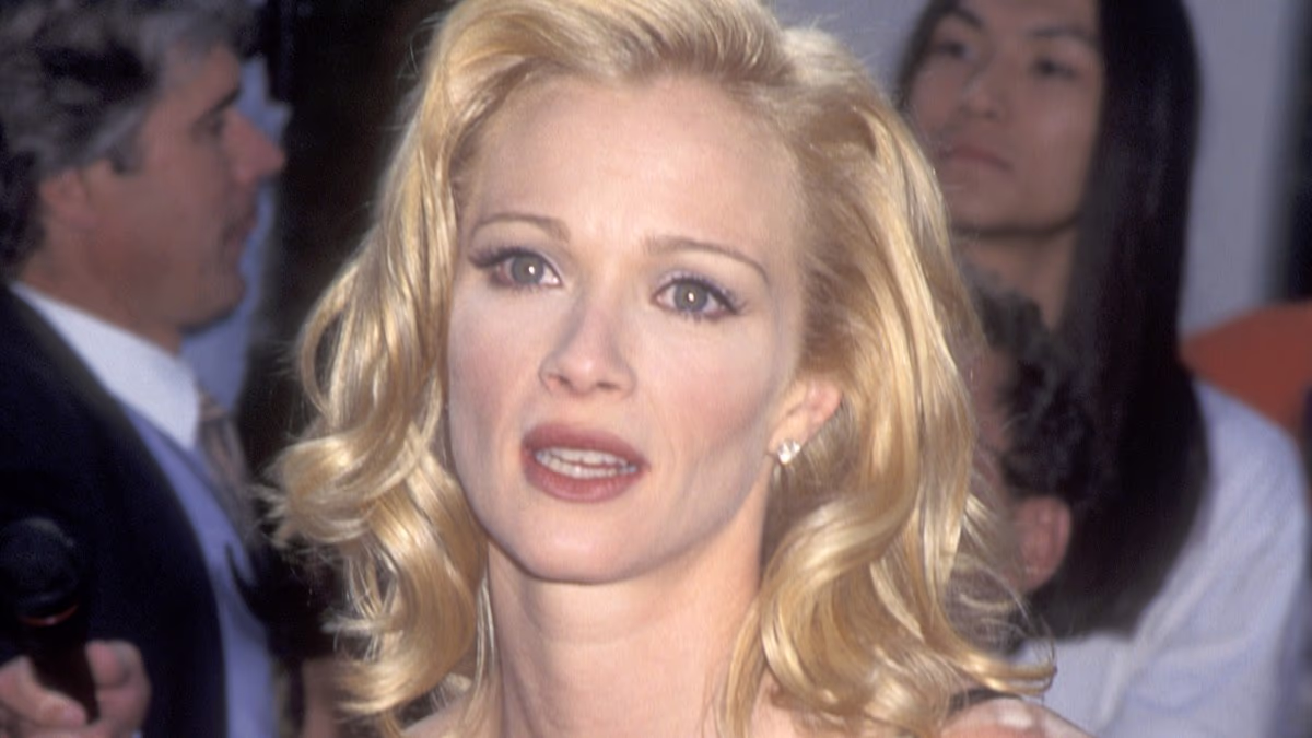 Dumb and Dumber star Lauren Holly, 62, see her now