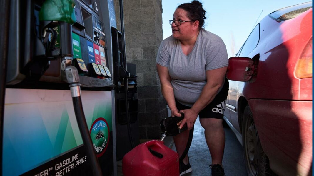 Gas prices drop by 3 cents over the weekend, then hold Monday ahead of blockade threats
