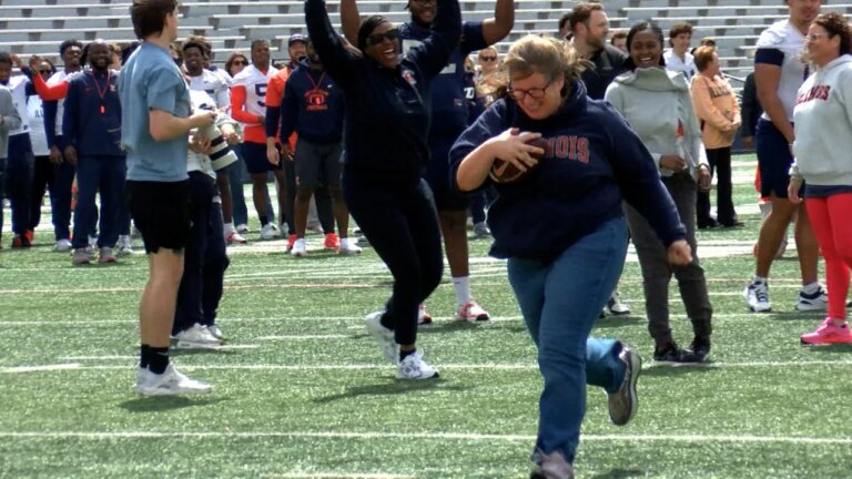 Illinois Football Team Celebrates Mom’s Weekend with Special Practice Session