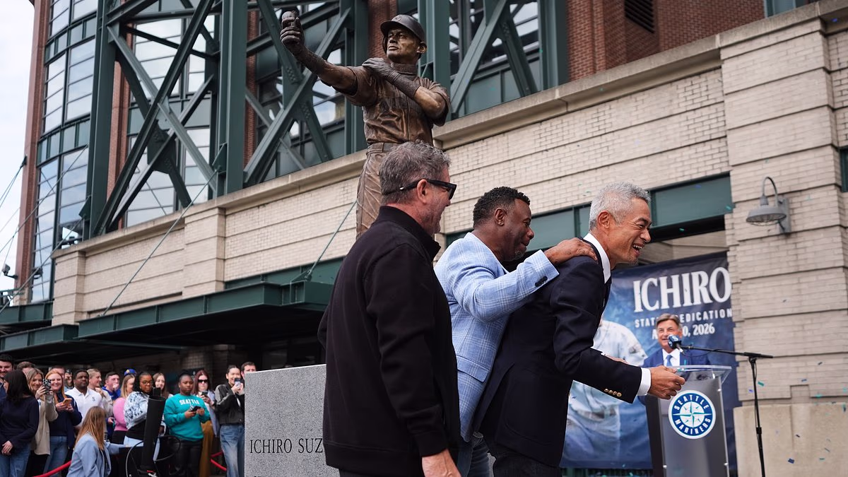 Mariners unveil statue to Hall of Famer... and it goes horribly wrong