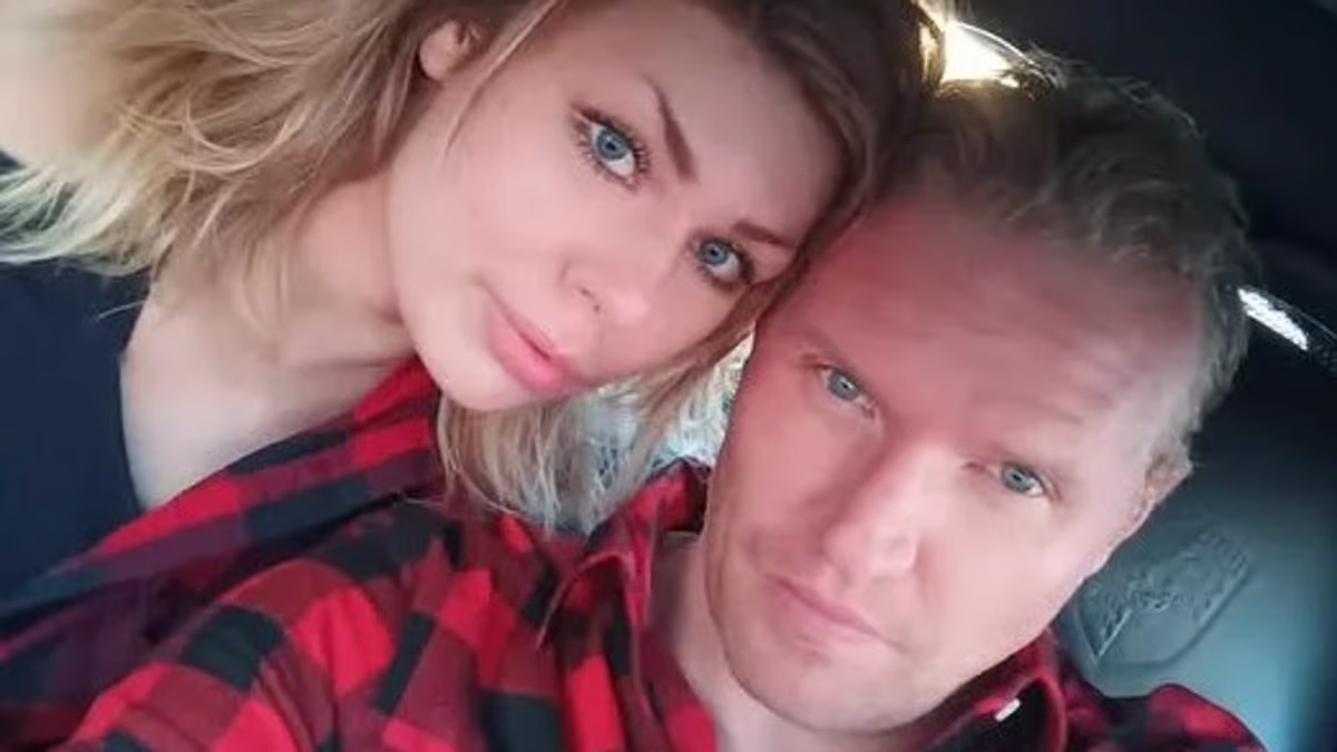 Moment killer sobs crocodile tears in the dock as he is shown CCTV of girlfriend's final hours after stabbing her to death in hot tub