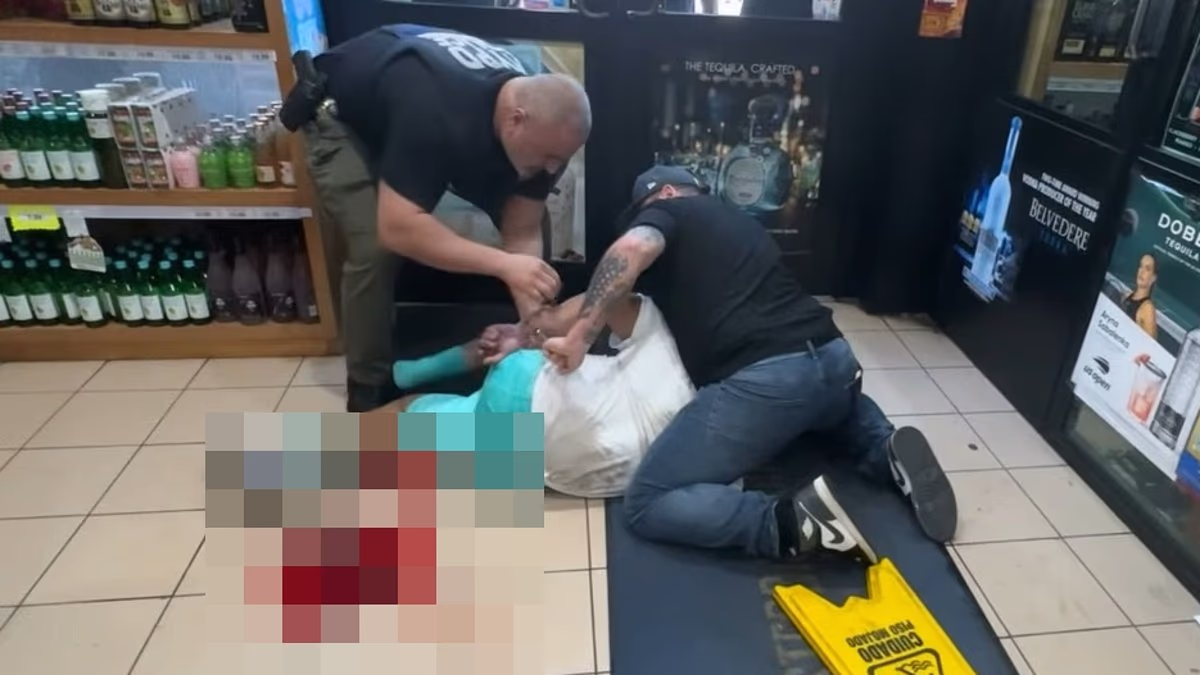 NYC mayor blasts cops seen battling suspect during liquor store arrest