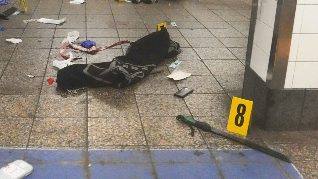 Slashing suspect shot by police after injuring 3 at Grand Central subway station in New York