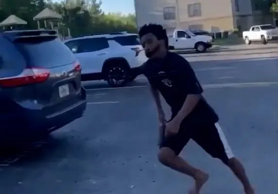 WATCH: Tampa man fires shots during dispute, chase at apartment complex