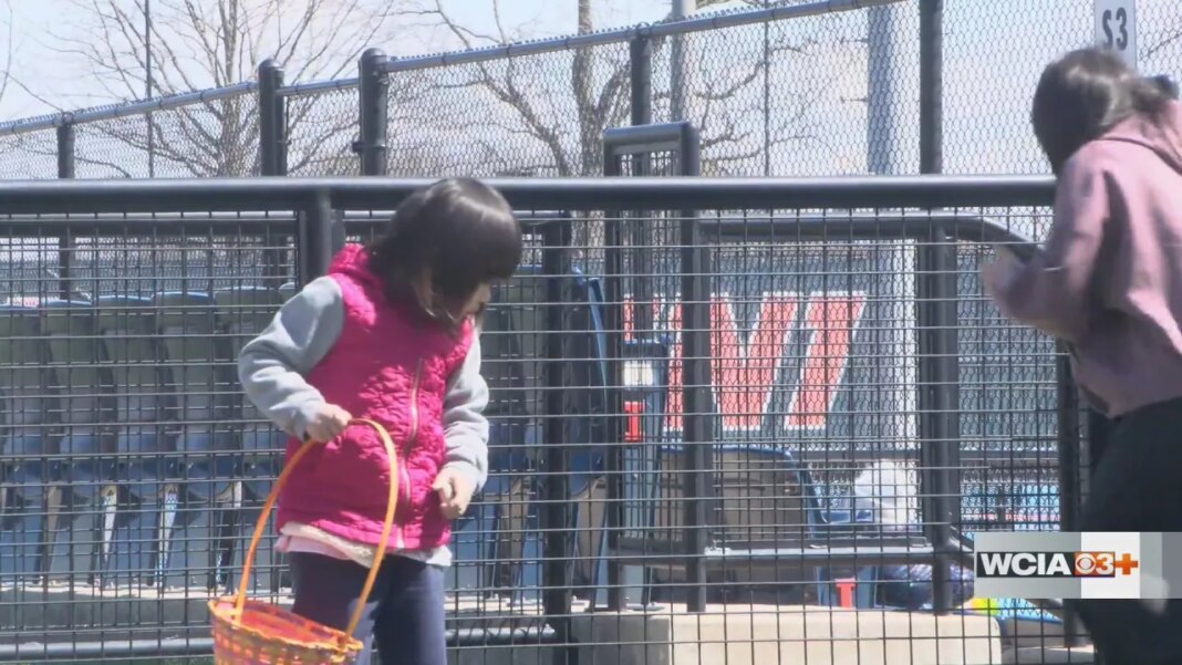 ‘We thought that might be a great draw to bring out fans’: U of I tennis teams host Easter egg hunt