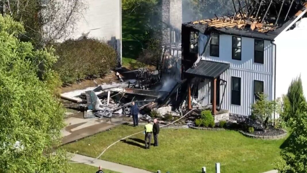 2 dead after plane crashes into an Ohio house