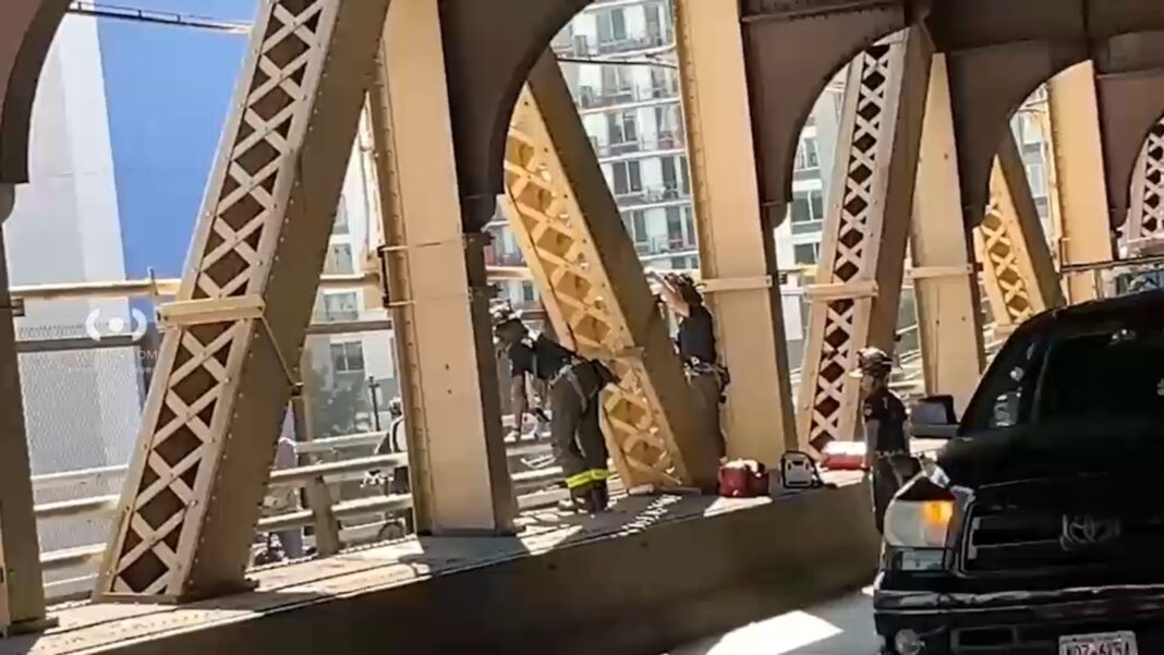 2 men dead after colliding on bike path on Queensboro Bridge in New York City