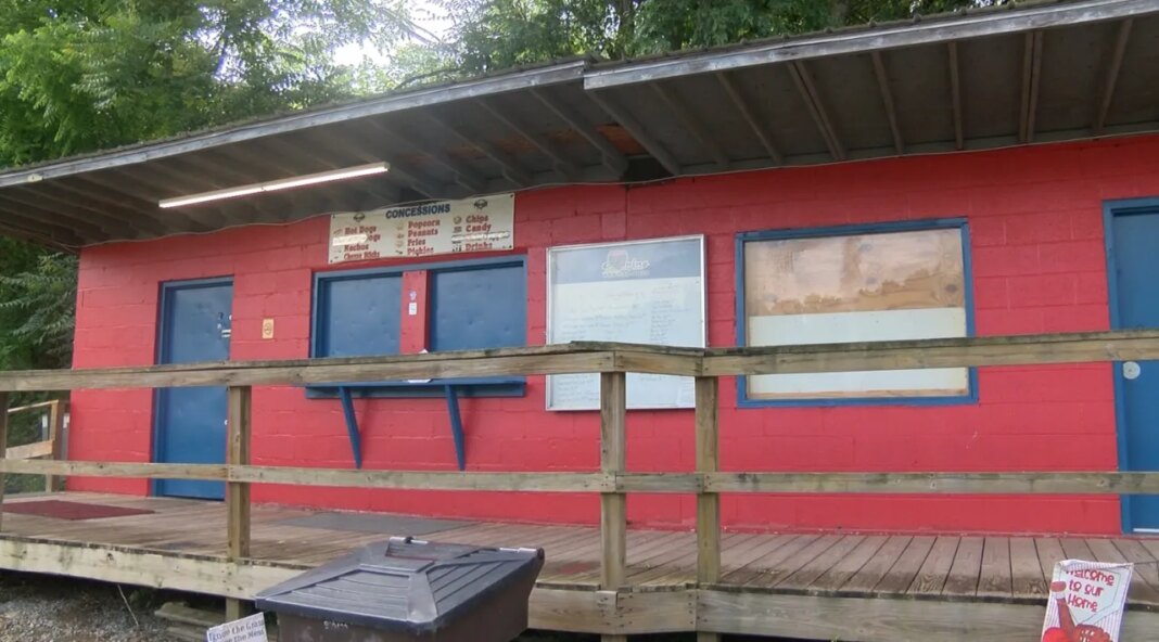 Bluff City PD: Man used hole in roof to burglarize little league concession stand